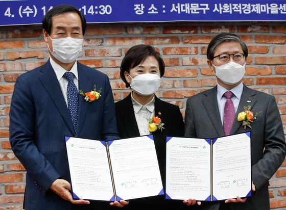 문석진 서대문구청장(왼쪽부터), 김현미 국토교통부 장관, 변창흠 한국토지주택공사(LH) 사장이 지난 11월 4일 오후 서울 서대문구 사회적경제마을센터에서 위험건축물(좌원상가) 정비형 도시재생방안 발표를 들은 뒤 업무협약서를 들어보이고 있다.  김현미 장관 자리를 변 사장이 물려 받게 됐다. ⓒ News1 