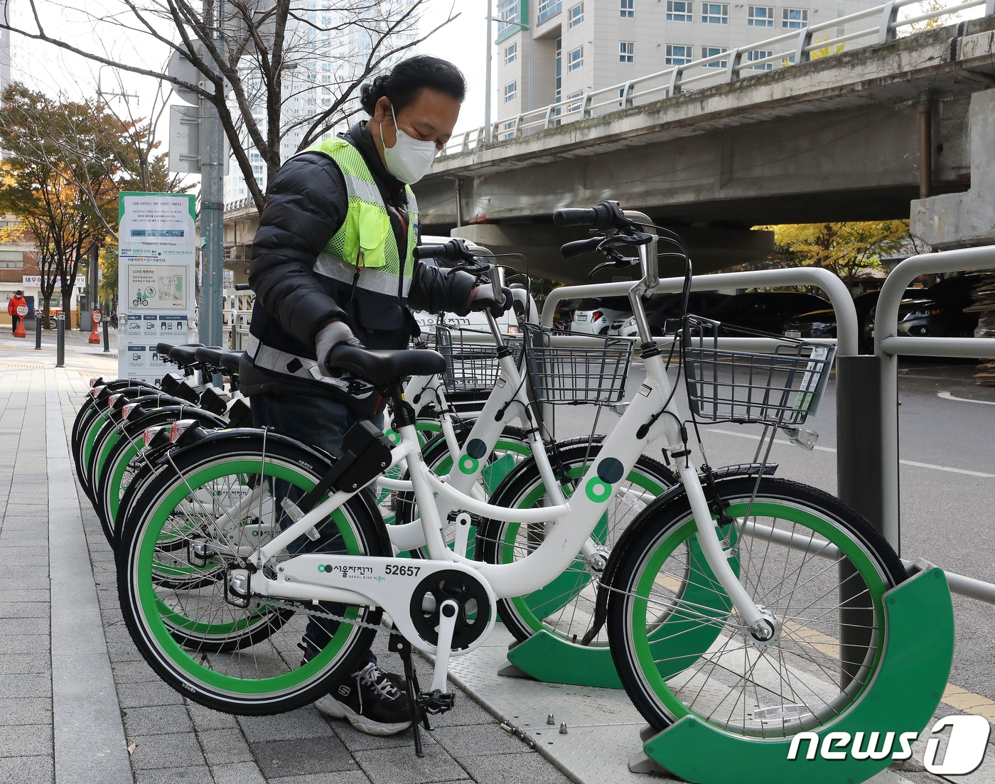 서울 용산구의 한 따릉이 대여소에서 서울시 관계자가 따릉이를 배치하고 있다.  2020.11.5/뉴스1 ⓒ News1 김진환 기자