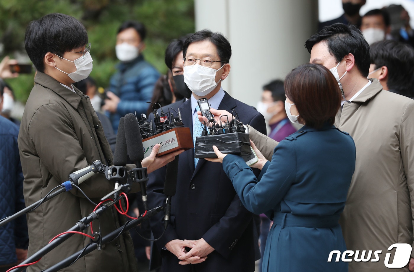 '드루킹 댓글 조작 공모' 혐의로 기소된 김경수 경남도지사가 지난해 11월 6일 오후 서울 서초구 서울고등법원에서 열린 컴퓨터등장애업무방해 등 항소심 선고 공판을 마친 후 심경을 밝히고 있다. 2020.11.6/뉴스1 ⓒ News1 임세영 기자