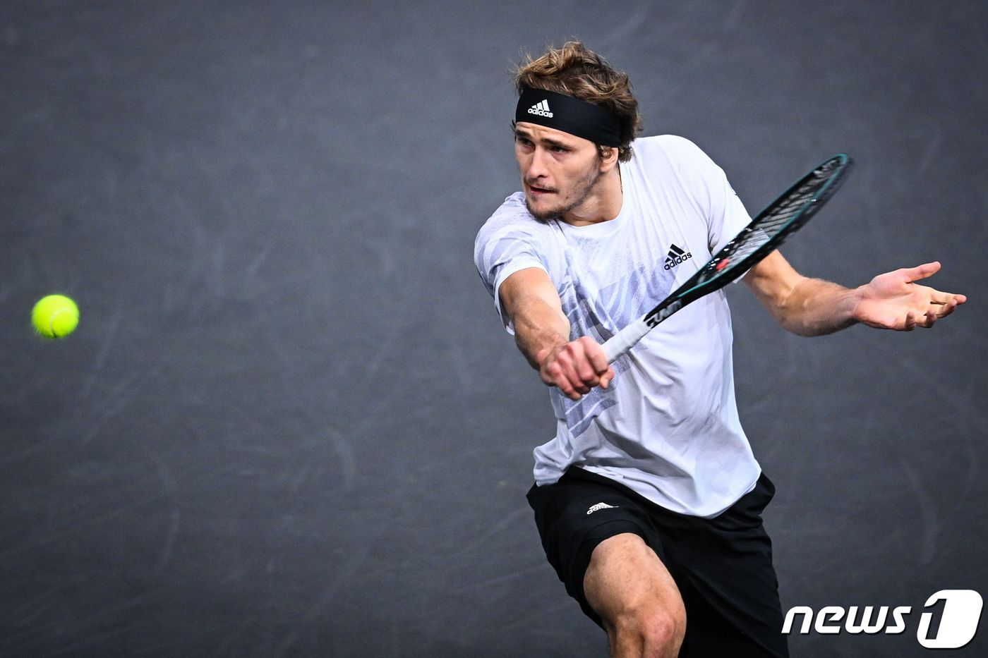 알렉산더 즈베레프가 7일(현지시간) 롤렉스 파리 마스터스에서 라파엘 나달을 제압했다. ⓒ AFP=뉴스1