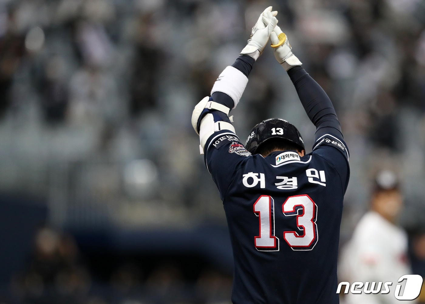 9일 오후 서울 구로구 고척스카이돔에서 열린 '2020 신한은행 SOL KBO 포스트시즌‘ 플레이오프 1차전 두산베어스와 kt위즈의 경기에서 두산 허경민이 8회초 2사 1,3루 상황 적시타를 친 후 환호하고 있다. 2020.11.9/뉴스1 ⓒ News1 김진환 기자