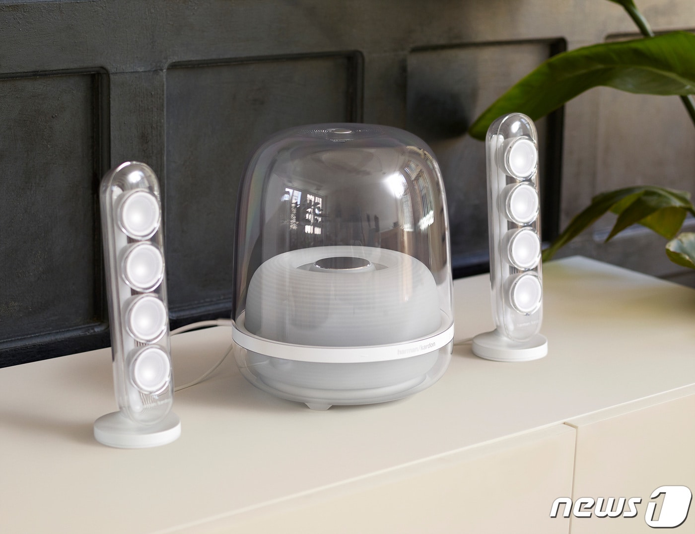 하만 카돈이 1일 출시한 블루투스 스피커 시스템 '사운드스틱4' (하만 카돈 제공) ⓒ 뉴스1