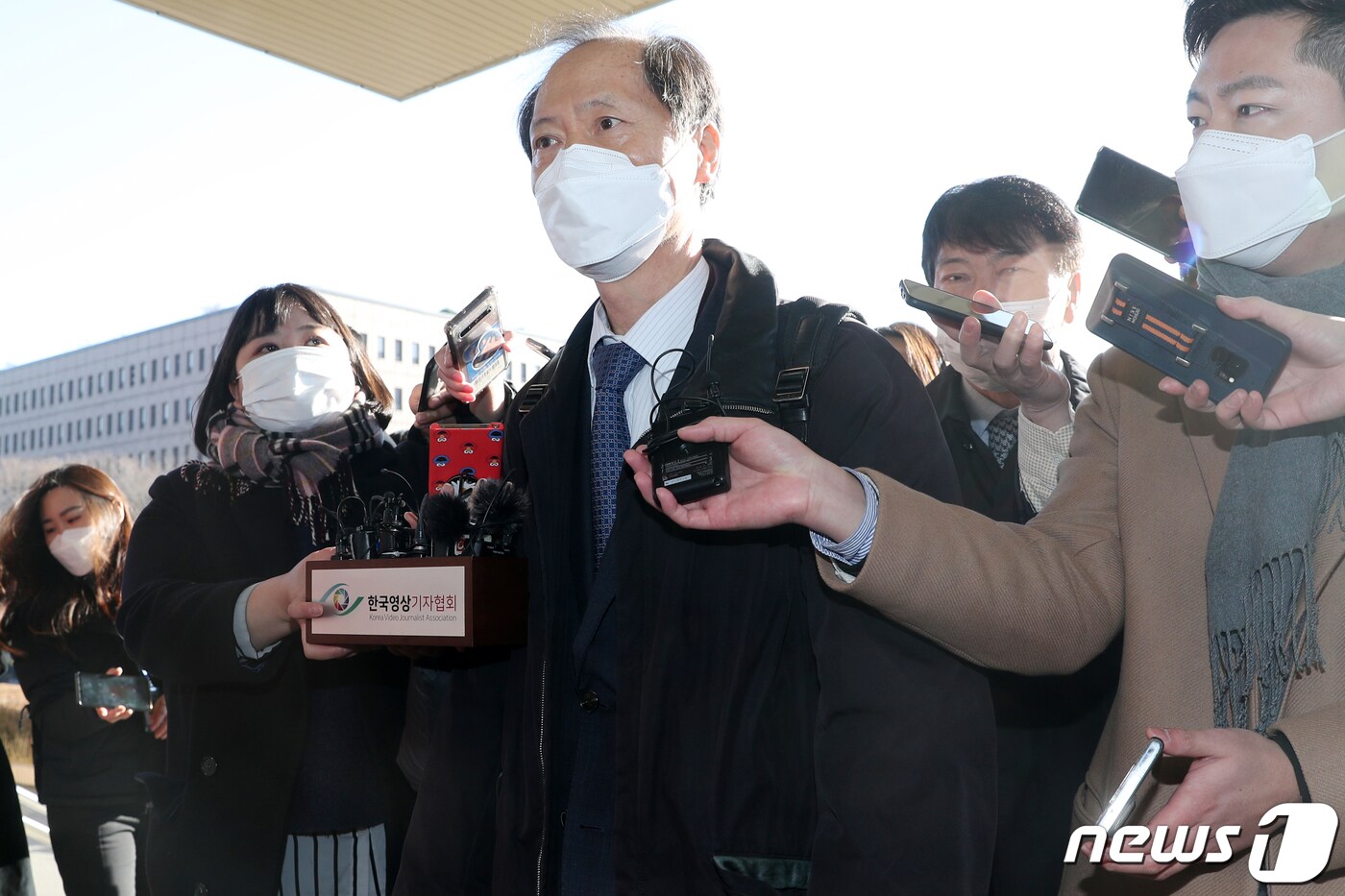 윤석열 검찰총장의 법률대리인 이완규 변호사가 1일 경기 과천 법무부에서 열린 윤석열 검찰총장에 대한 감찰 적정성 여부를 심사할 법무부 감찰위원회에 참석하기 위해 청사로 들어서고 있다. 이날 회의에서는 윤 총장을 대상으로 한 감찰 과정에서의 조사 방법과 결과 및 그 조치에 관해 법무부 감찰관과 감찰담당관의 의견을 듣고 타당성 여부를 결정할 것으로 예상된다. 2020.12.1/뉴스1 ⓒ News1 민경석 기자