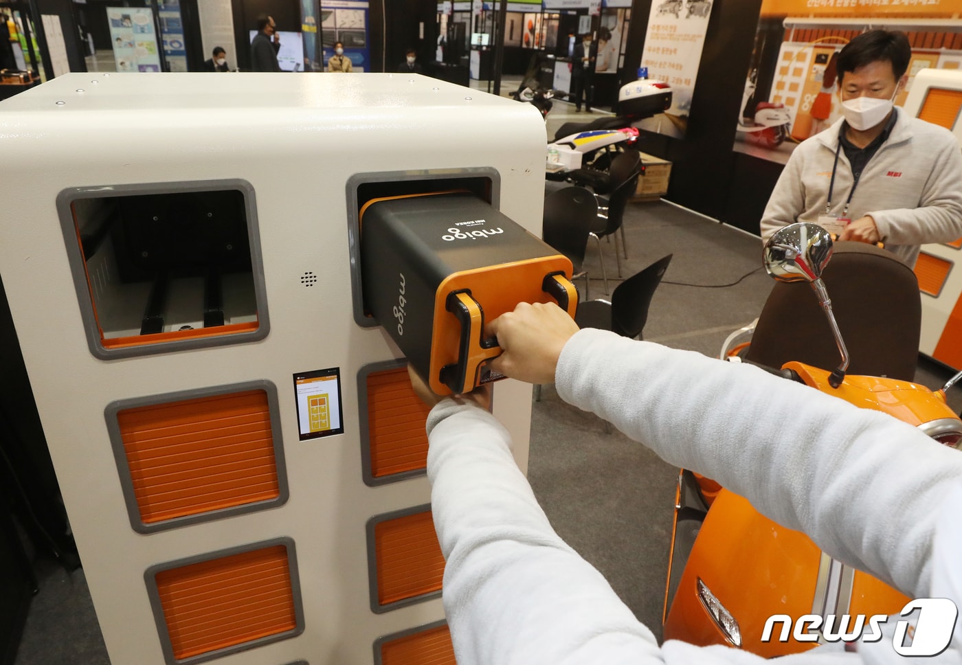 서울 강남구 코엑스에서 특허청이 주최하고 한국발명진흥회가 주관해 열린 '2020 대한민국 지식대전'에서 관계자들이 전기 이륜차의 배터리를 편리하게 충전할 수 있는 배터리충전스테이션을 소개하고 있다. 2020.12.1/뉴스 ⓒ News1 송원영 기자