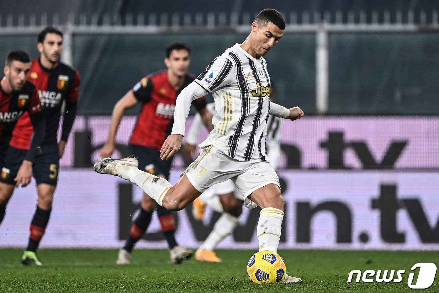 유벤투스의 크리스티아누 호날두가 14일(한국시간) 이탈리아 제노바의 루이지 페라리스에서 열린 제노아와의 2020-21 이탈리아 세리에A 11라운드에서 페널티킥을 차고 있다. ⓒ AFP=뉴스1