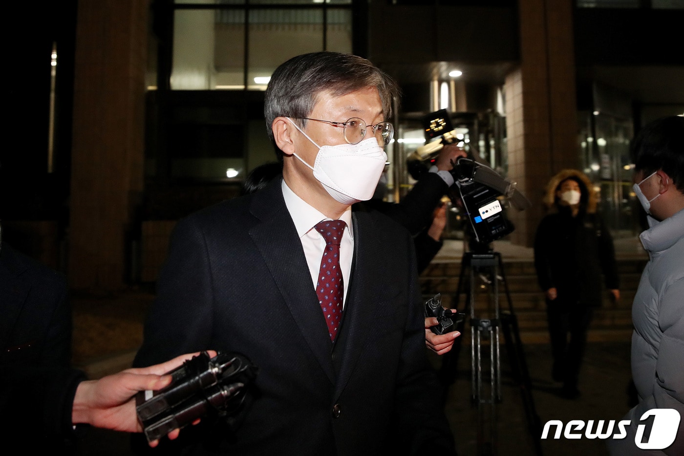 윤석열 검찰총장 검사징계위원회 2차 심의에 증인으로 출석한 한동수 대검 감찰부장이 15일 오후 심문을 마친 뒤 과천 법무부 청사를 나서고 있다. 2020.12.15/뉴스1 ⓒ News1 유승관 기자