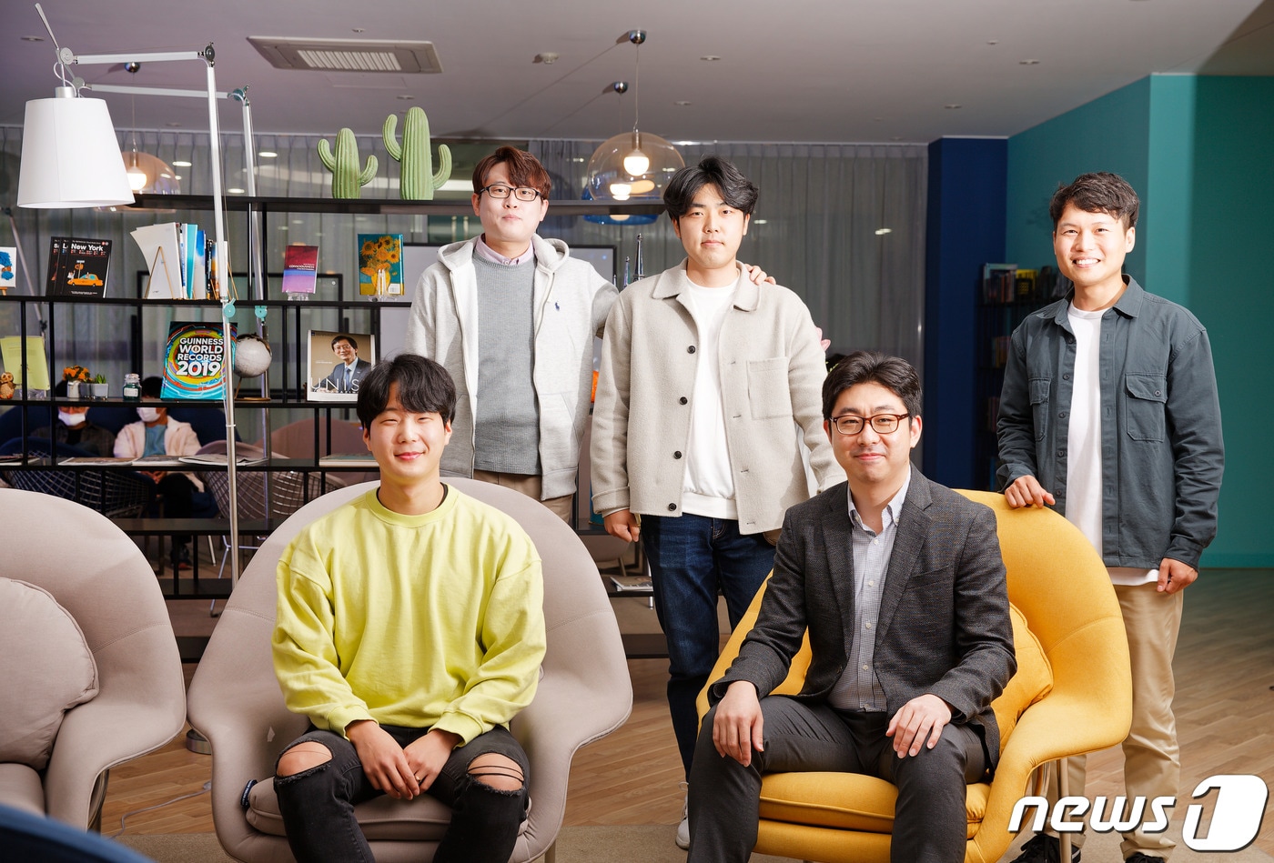 입사되는 빛의 원편광 회전 방향에 따라 빛 파장을 선택적으로 바꾸는 새로운 메타표면을 개발한 UNIST 전기전자공학과 이종원 교수팀.ⓒ 뉴스1