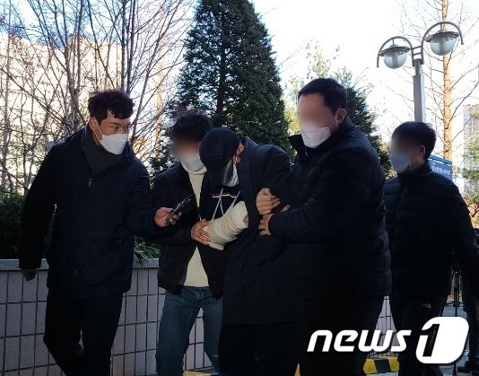 18일 오후 1시30분께 인천지법 영장실질심사장에 특정범죄가중처벌등에관한법률위반(위험운전치사) 혐의로 입건된 벤츠 승용차 운전자 A씨(44·남)가 들어가고 있다.2020.12.18/뉴스1 ⓒ News1 박아론 기자