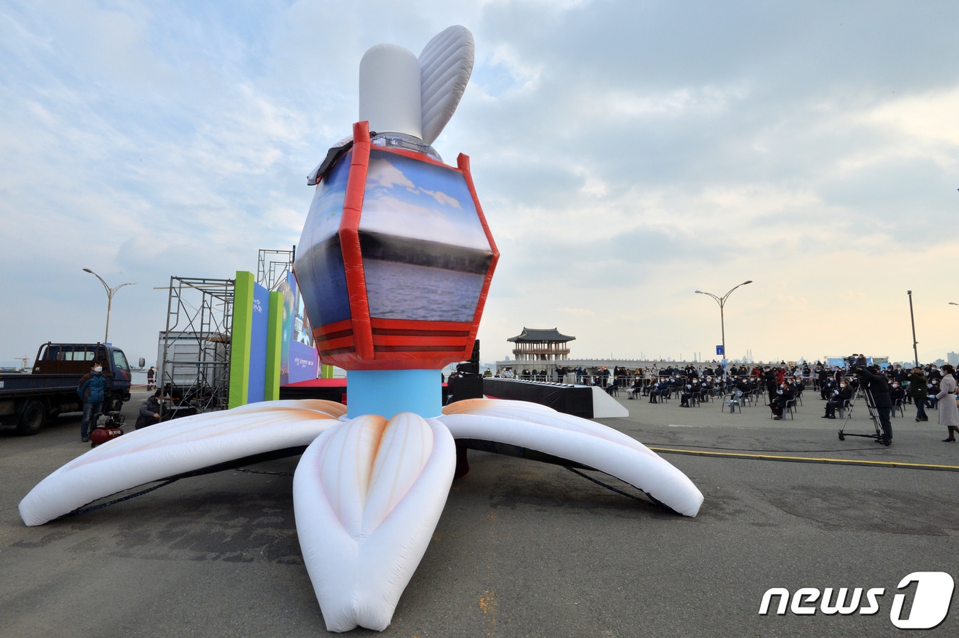 2020년 12월 18일 경북 포항시 북구 영일대해수욕장 해상누각 앞 광장에서 열린 해상케이블카 착공식에서 케이블카 모형이 펼쳐지고 있다. (뉴스1 자료) ⓒ News1 최창호 기자