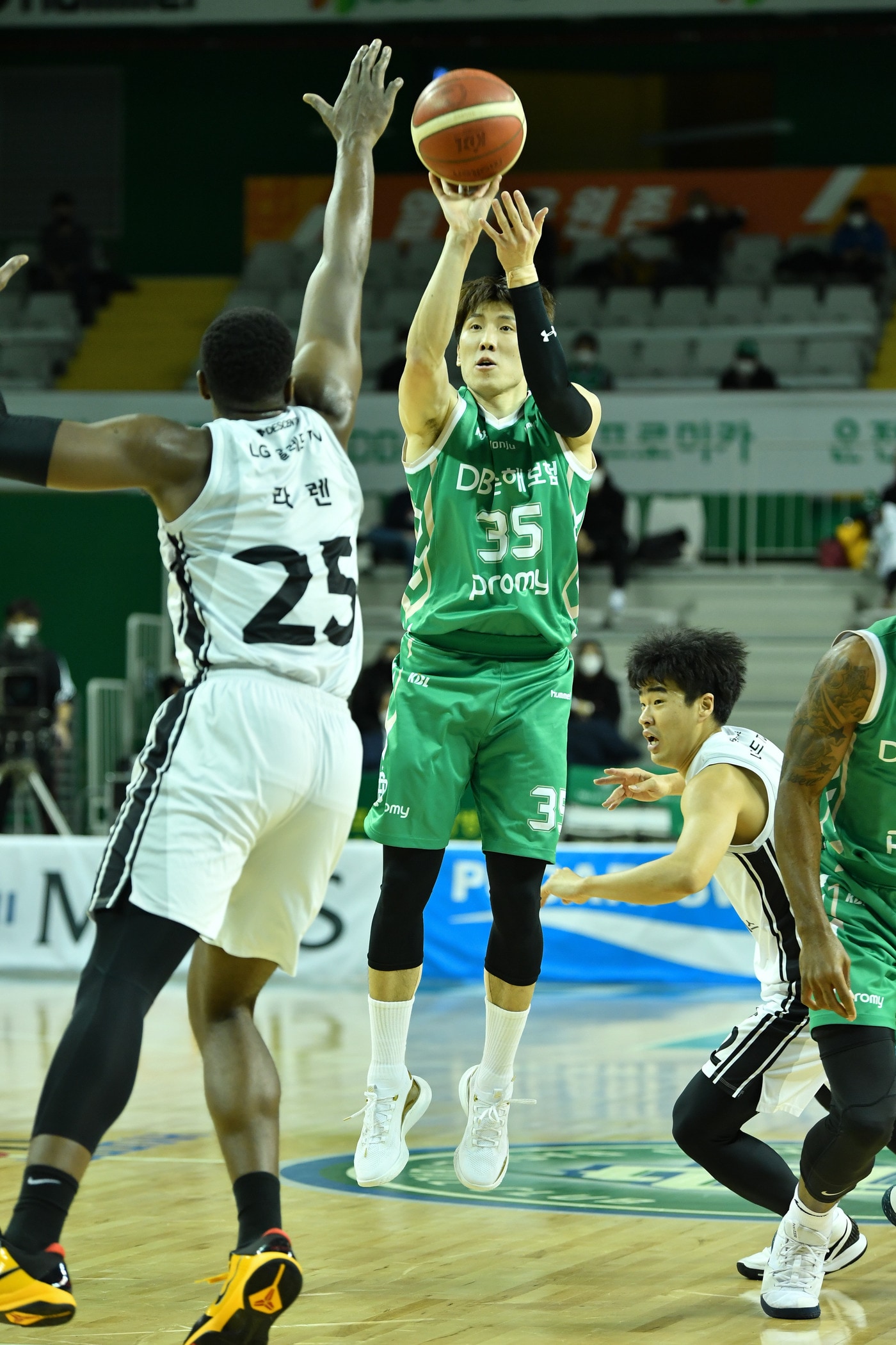 원주 DB 두경민이 18일 창원 LG와의 경기에서 슛을 시도하고 있다.(KBL 제공)ⓒ 뉴스1
