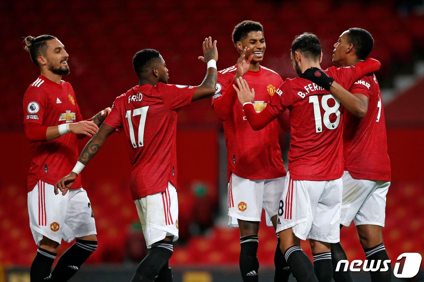 맨체스터 유나이티드 선수들이 21일(한국시간) 영국 맨체스터의 올드 트래포드에서 열린 리즈 유나이티드와의 2020-21 잉글랜드 프리미어리그(EPL) 14라운드에서 득점 후 기뻐하고 있다. ⓒ AFP=뉴스1