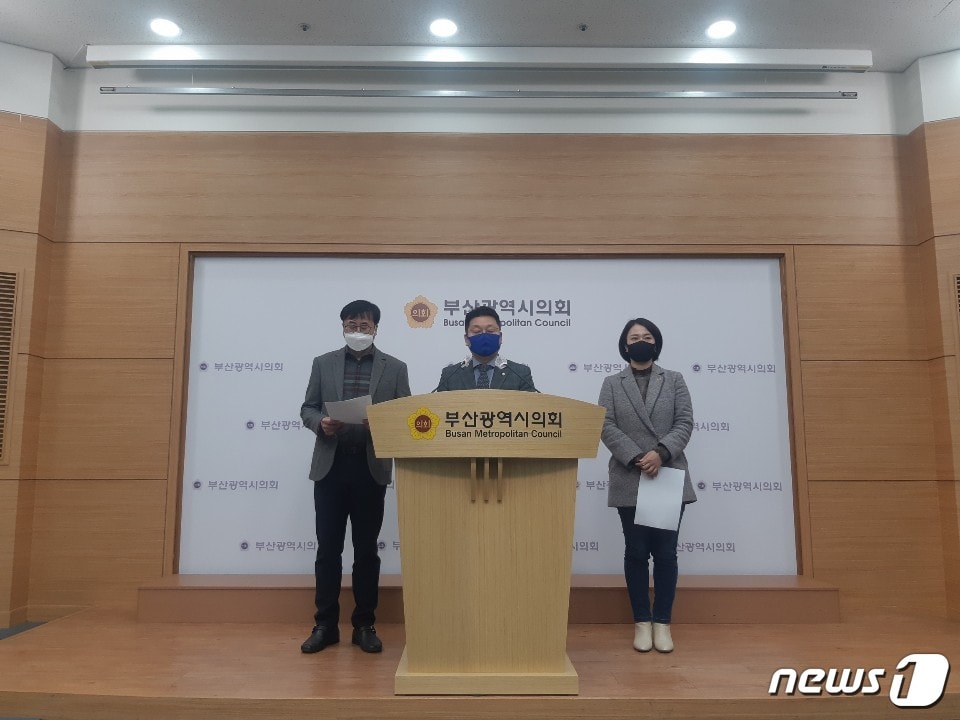 22일 부산시의회 더불어민주당 원내대표단이 시의회 브리핑 룸에서 전봉민 국회의원 위법·특혜 의혹 관련 기자회견을 갖고 있다. ⓒ 뉴스1