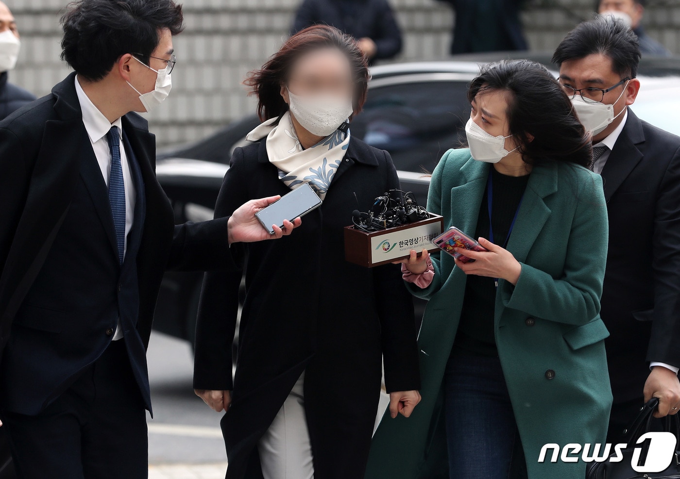 사모펀드 및 자녀 입시비리' 등의 혐의를 받는 정경심 동양대학교 교수가 23일 오후 서울 서초구 서울중앙지방법원에서 열린 자본시장과 금융투자업에 관한 법률위반 등 관련 1심 선고공판에 출석하고 있다. 2020.12.23/뉴스1 ⓒ News1 이동해 기자