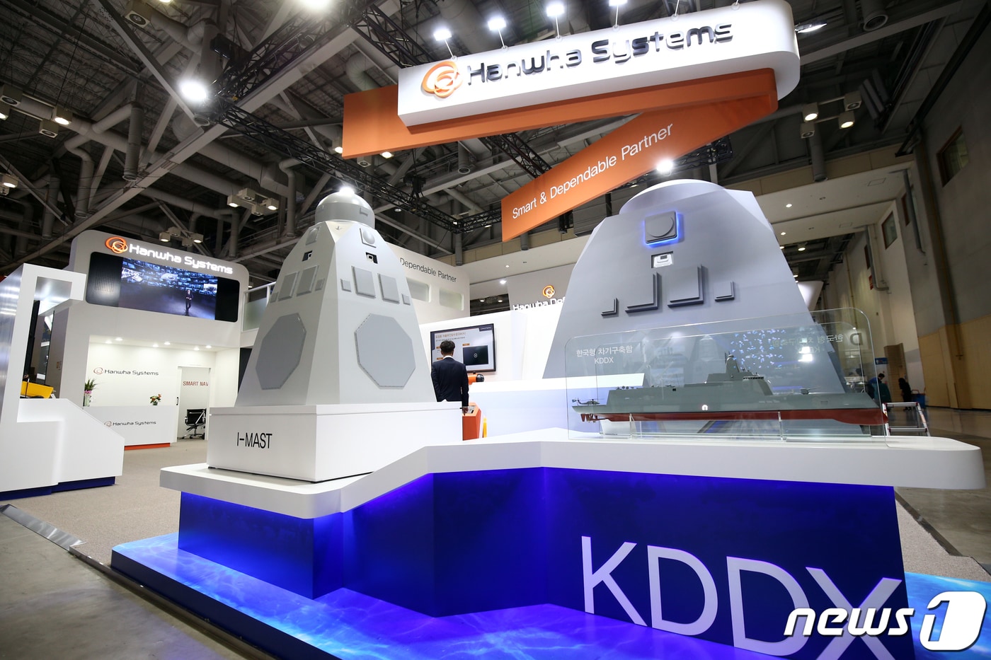 한화시스템은 국방과학연구소와 약 5400억원 규모의 한국형 차기구축함(KDDX)의 '전투체계(CMS) 및 다기능레이다(MFR) 개발' 사업계약을 최종 체결했다고 24일 밝혔다. 이번 계약을 시작으로 2029년까지 KDDX의 핵심장비인 전투체계와 다기능레이다를 본격 개발해 향후 총 6대의 KDDX에 탑재하게 된다. 사진은 한화시스템이 개발한 ‘차기 호위함 배치-Ⅱ’ 전투체계 시험공정 진행 모습. (한화시스템 제공) 2020.12.24/뉴스1