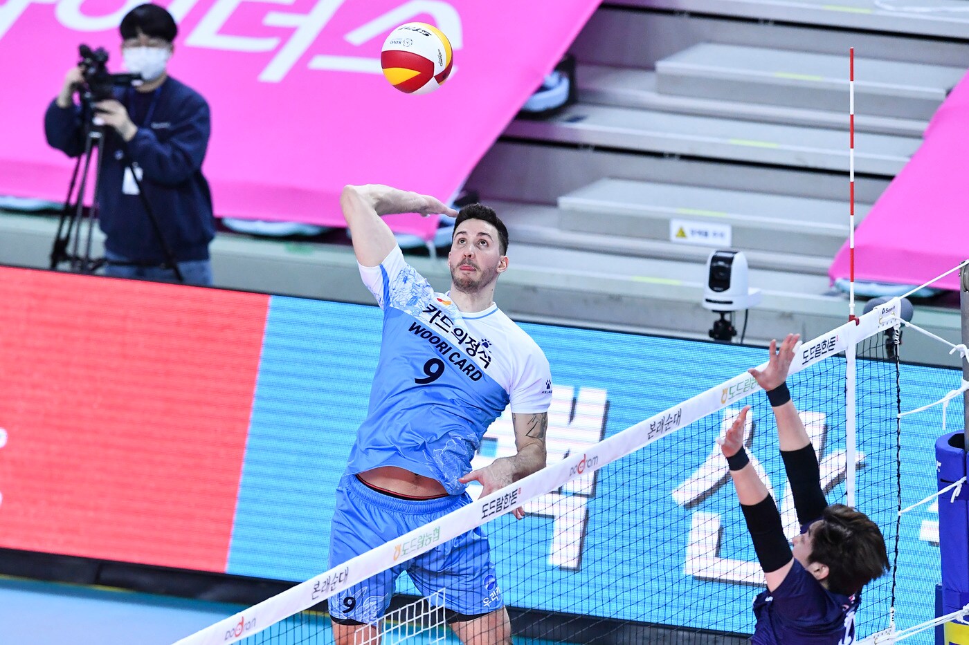 우리카드 알렉스가 27일 대한항공과의 경기에서 공격을 시도하고 있다.(KOVO 제공)ⓒ 뉴스1