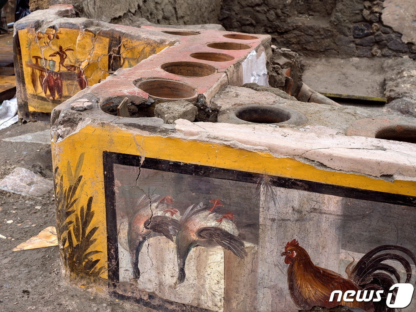 고대 로마 도시 폼페이 유적에서 26일(현지시간) 간이 식당이 발굴됐다 ⓒ 로이터=뉴스1