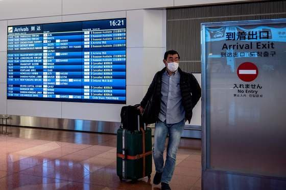 지난 27일 일본 도쿄 하네다 국제공항을 통해 입국하고 있는 모습. 일본정부는 코노라19 변이 바이러스 차단을 위해 28일부터 오는 1월말까지 일본 거주 외국인의 재입국을 제외한 신규 외국인의 일본 입국을 전면 차단했다. ⓒ AFP=뉴스1