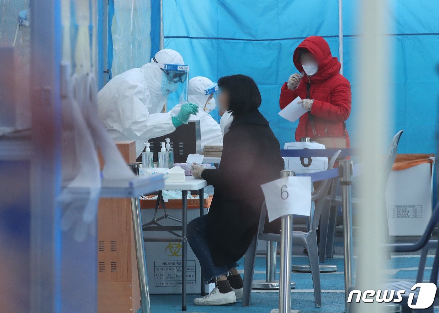 28일 오후 서울 한 보건소에 마련된 신종 코로나바이러스 감염증(코로나19) 선별진료소를 찾은 시민들이 검사를 받고 있다. 2020.12.28/뉴스1 ⓒ News1 임세영 기자