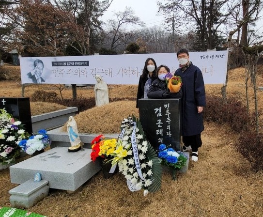 인재근 더불어민주당 의원이 부군 고(故) 김근태 전 의원 9주기인 30일, 아들 딸과 함께 모란공원을 찾아 고인을 기렸다. (페이스북 갈무리) ⓒ 뉴스1