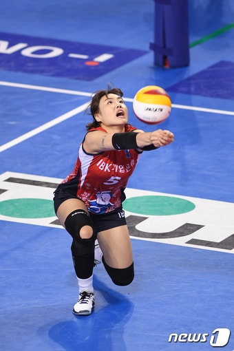 30일 경기 화성실내체육관에서 열린 '도드람 2020-2021 V리그 기업은행과 GS칼텍스 경기'에서 기업은행 김하경이 수비를 하고 있다. (기업은행 배구단 제공) 2020.12.30/뉴스1 