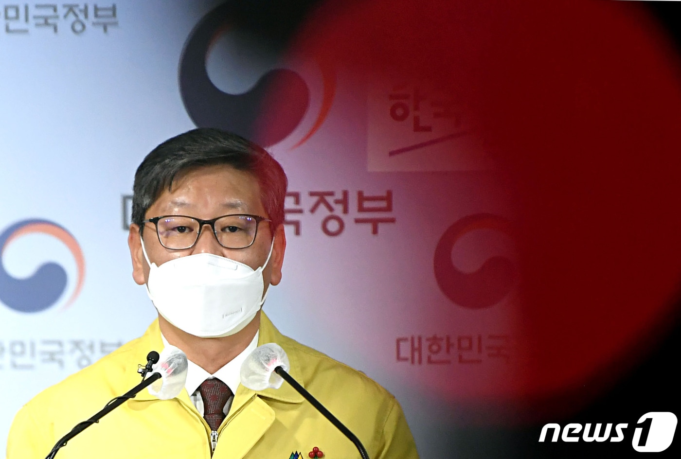 이용구 법무부 차관이 31일 서울 종로구 정부서울청사에서 교정시설 신종 코로나바이러스 감염증(코로나19) 관련 현황과 대책 브리핑을 하고 있다. 2020.12.31/뉴스1 ⓒ News1 김명섭 기자
