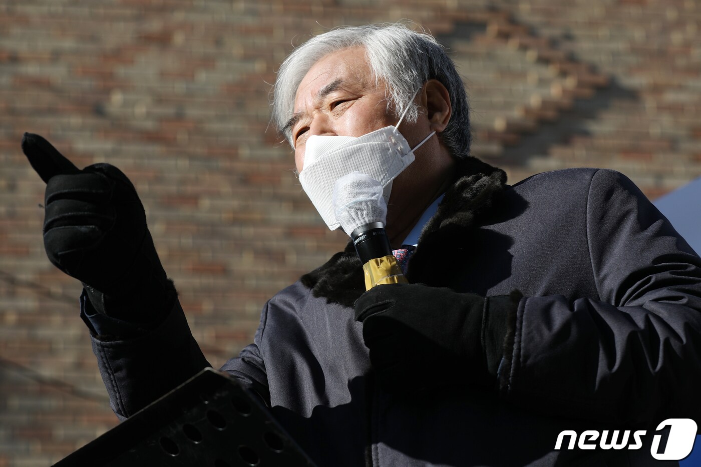 전광훈 사랑제일교회 목사가 31일 오전 서울 성북구 사랑제일교회 앞에서 기자회견을 하고 있다. 공직선거법 위반과 명예훼손 혐의로 재판에 넘겨진 전 목사는 지난 30일 열린 1심 선고공판에서 무죄를 선고받았다. 2020.12.31/뉴스1 ⓒ News1 민경석 기자