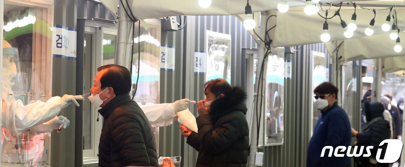 31일 서울역 광장에 마련된 신종 코로나바이러스 감염증(코로나19) 임시선별진료소에서 시민들이 검체 검사를 받고 있다. 2020.12.31/뉴스1 ⓒ News1 김명섭 기자