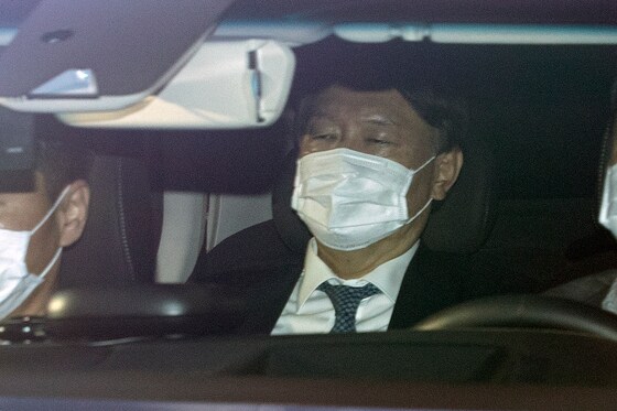 윤석열 검찰총장이 4일 오전 서울 서초구 대검찰청으로 차량을 타고 출근하고 있다. 윤석열 검찰총장 징계 여부와 수위를 심의할 법무부 검사징계위원회(징계위)는 오는 10일로 연기됐다. ⓒ News1 이승배 기자