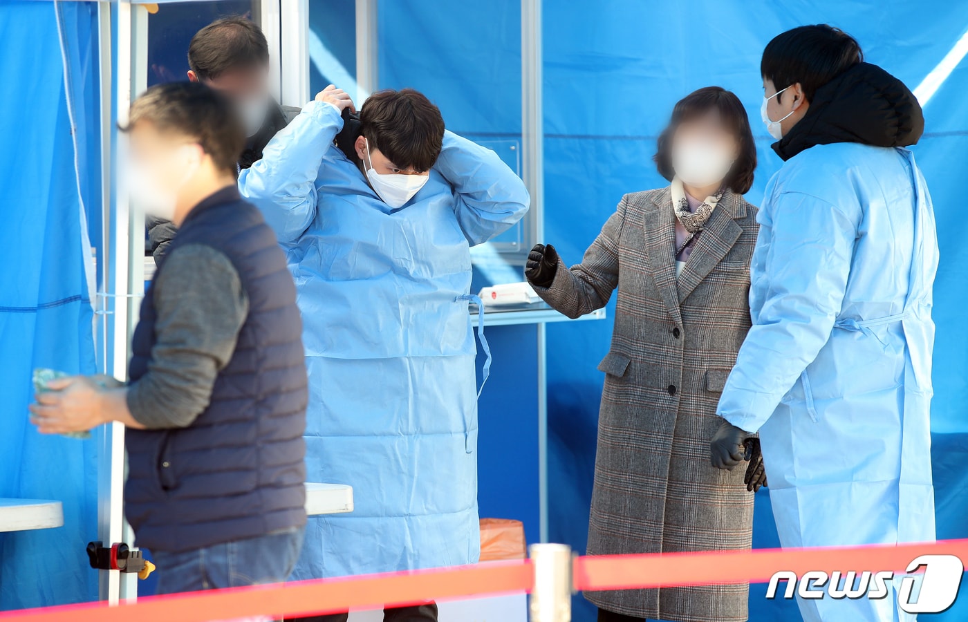 4일 오전 서울특별시교육청 주차장에 마련된 수능 감독관 코로나 검사소에서 현장 근무 직원들이 검사 준비를 하고 있다. 2020.12.4/뉴스1 ⓒ News1 김진환 기자