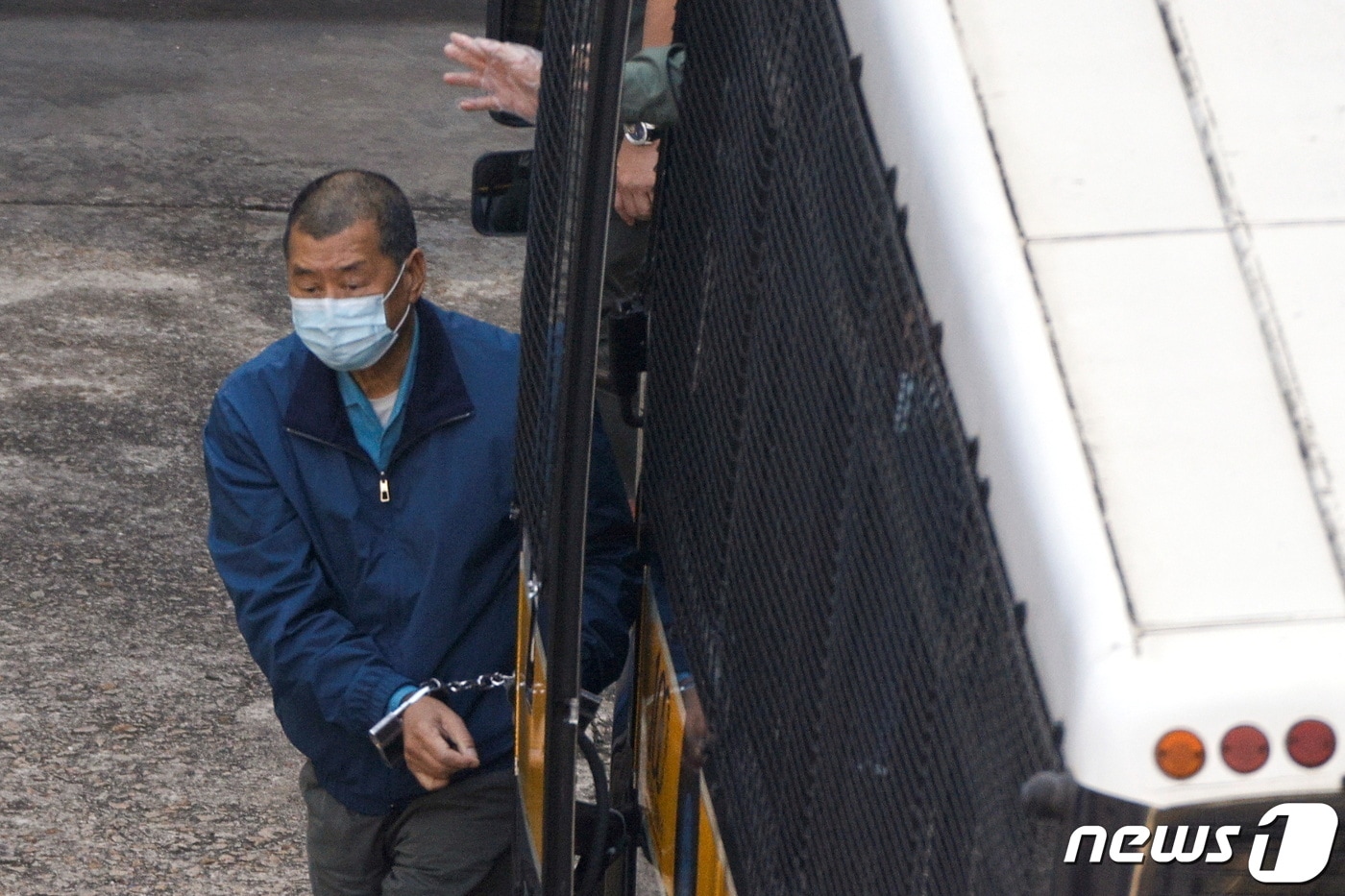 구속된 홍콩 미디어재벌 지미 라이가 이송되는 모습. ⓒ 로이터=뉴스1
