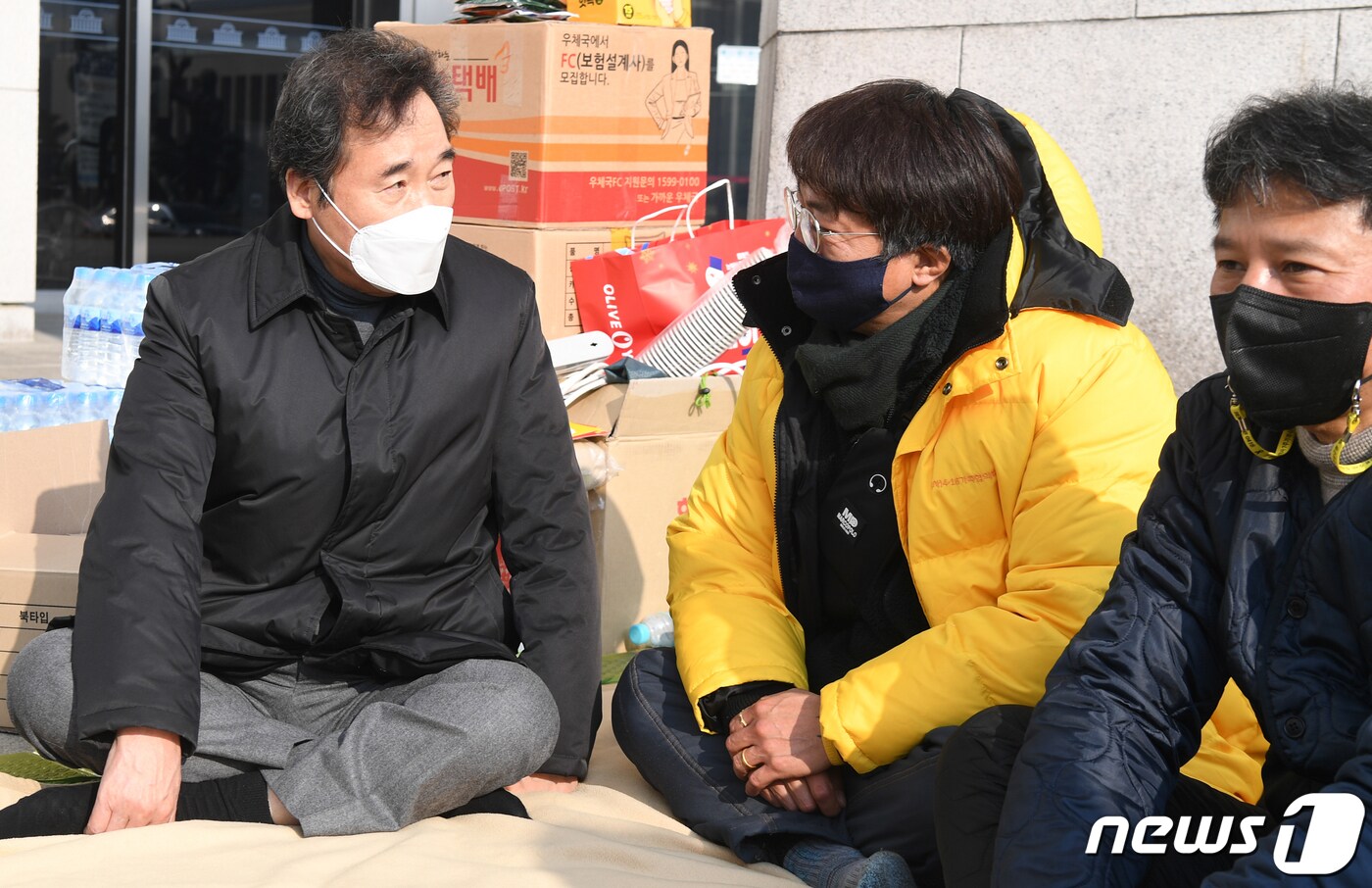 이낙연 더불어민주당 대표가 6일 서울 여의도 국회 본청 앞에서 '사회적참사 진상규명특별법' 개정을 촉구하며 농성 중인 세월호 유가족들을 찾아 의견을 듣고 있다. 사진은 왼쪽부터 이낙연 대표와 장훈 4·16세월호참사가족협의회운영위원장, 정성욱 진상규명부사장. 2020.12.6/뉴스1 ⓒ News1 성동훈 기자