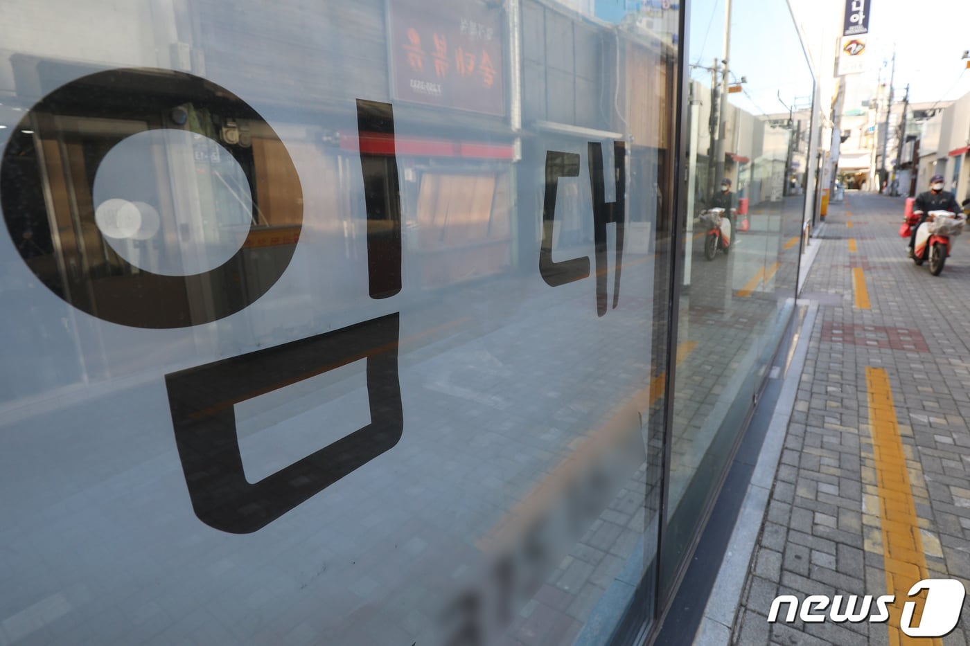 대구 최대 중심가인 동성로의 상가 공실률이 3분기 연속 20%대를 기록했다. 사진은 임대 현수막이 붙어 있는 대구 동성로 모습.(사진은 기사 내용과 무관함) ⓒ News1 DB