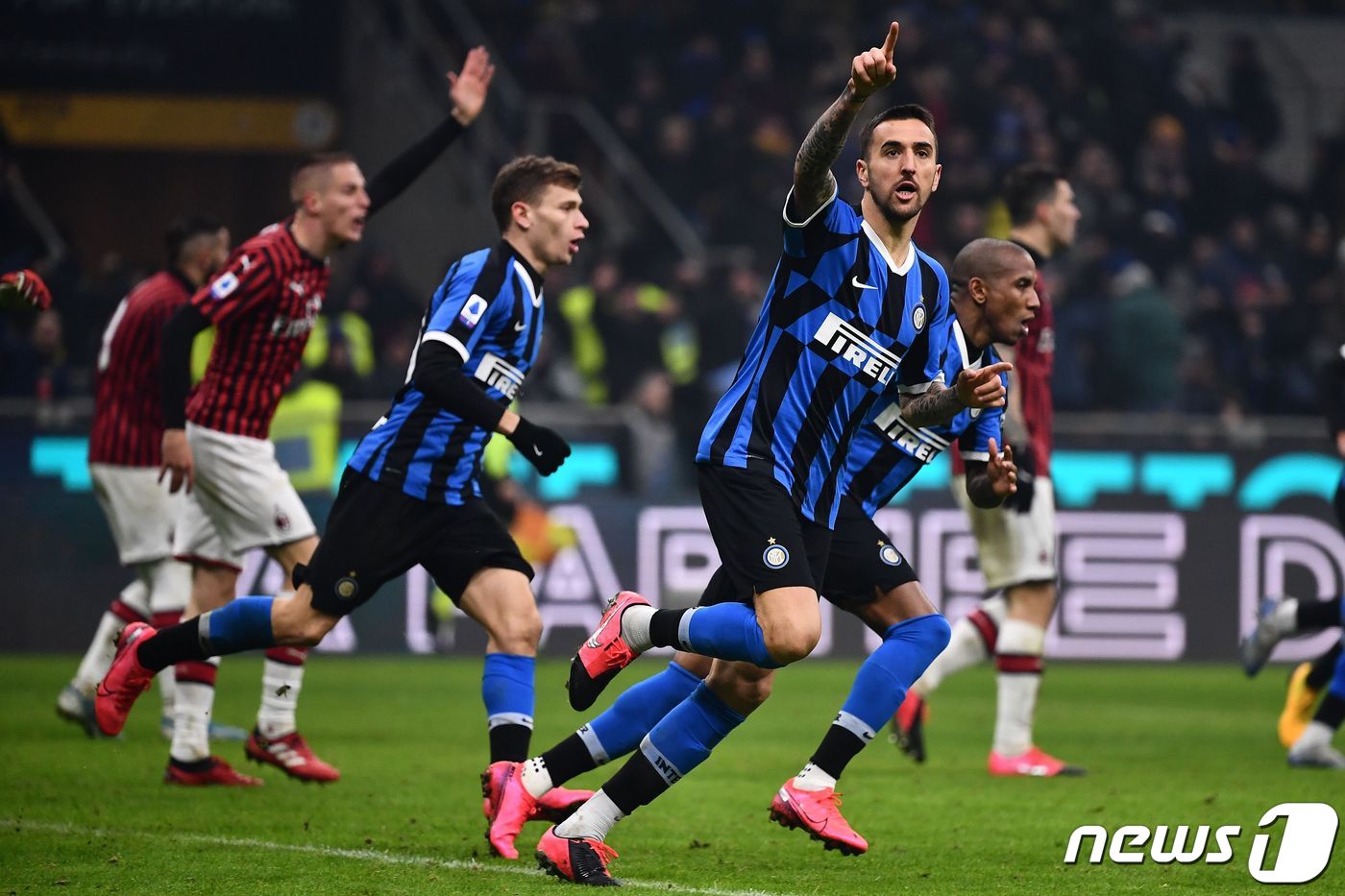인터밀란이 라이벌 AC밀란에 역전승을 거두고 이탈리에 세리에A 선두에 올랐다. ⓒ AFP=뉴스1