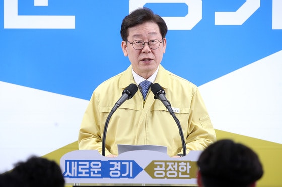 이재명 경기도지사는 11일 재난지원금의 효과가 명백한 만큼 궁극적으로 매달 전국민에게 '기본소득' 지급을 생각할 필요가 있다고 지적했다. 이 지사는 '익명성을 완벽히 보장하겠다'며 이태원, 논현동을 방문했던 이들에게 코로나19 검사를 받을 것을 권했다. 만약 검사를 외면했다가 확진자가 됐을 경우 법적 책임은 물론 엄청난 비용까지 물어내도록 하겠다고 아울러 경고했다. ⓒ 뉴스1