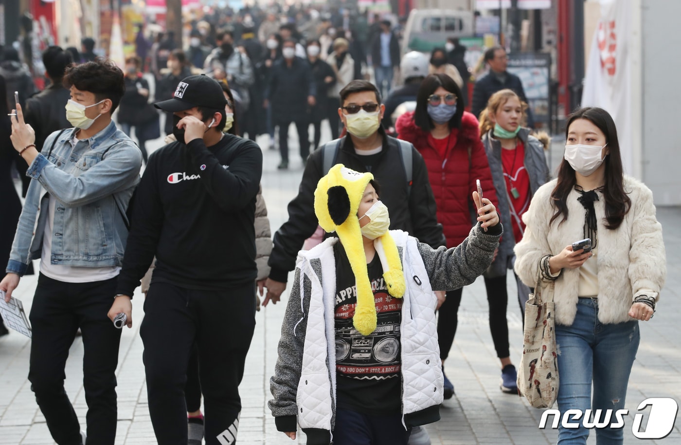 14일 오후 서울 중구 명동거리에서 마스크를 쓴 외국인 관광객들이 이동하고 있다. 2020.2.14/뉴스1 ⓒ News1 송원영 기자