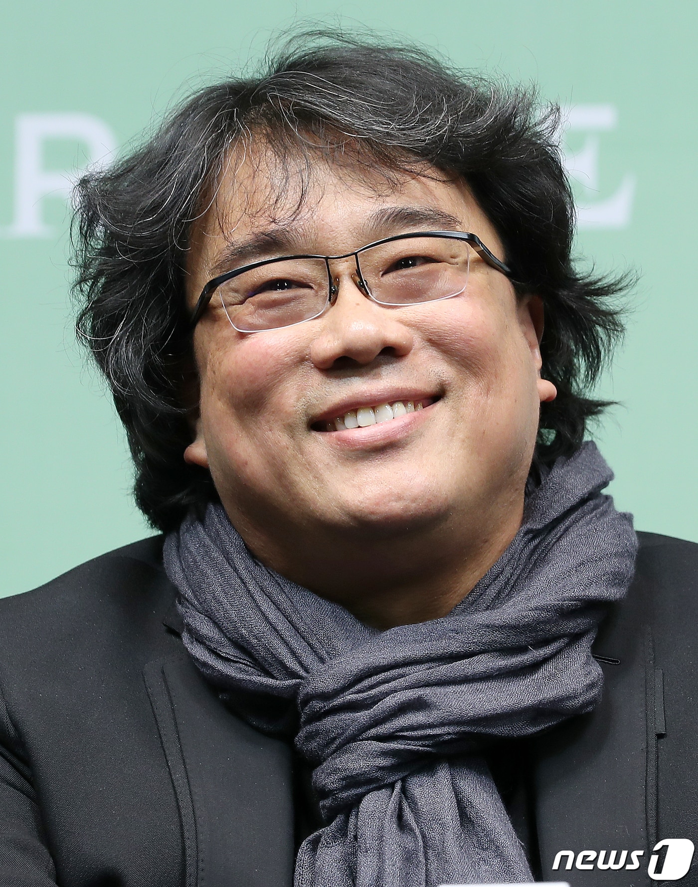 봉준호 감독이 19일 오전 서울 중구 소공로 웨스틴조선호텔에서 열린 영화 ‘기생충’ 기자회견에서 미소를 짓고 있다. 영화 '기생충'은 지난 9일(현지 시간) 한국 영화 최초로 제92회 아카데미 시상식에서 작품상을 비롯해 감독상, 국제극영화상(구 외국어영화상), 각본상을 수상하며 65년 만에 칸 영화제 황금종려상과아카데미 작품상을 동시에 석권하는 쾌거를 거뒀다. 2020.2.19/뉴스1 ⓒ News1 김진환 기자