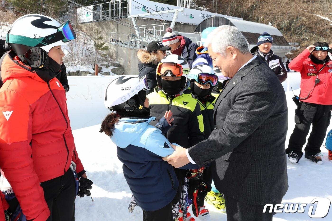 19일 황인홍 전북 무주군수가 강원도 평창군 알펜시아 스키장을 찾아가 제101회 전국동계체육대회 참가 선수와 지도자들을 격려하고 있다.(무주군제공) 2020.2.19 /뉴스1 ⓒ News1