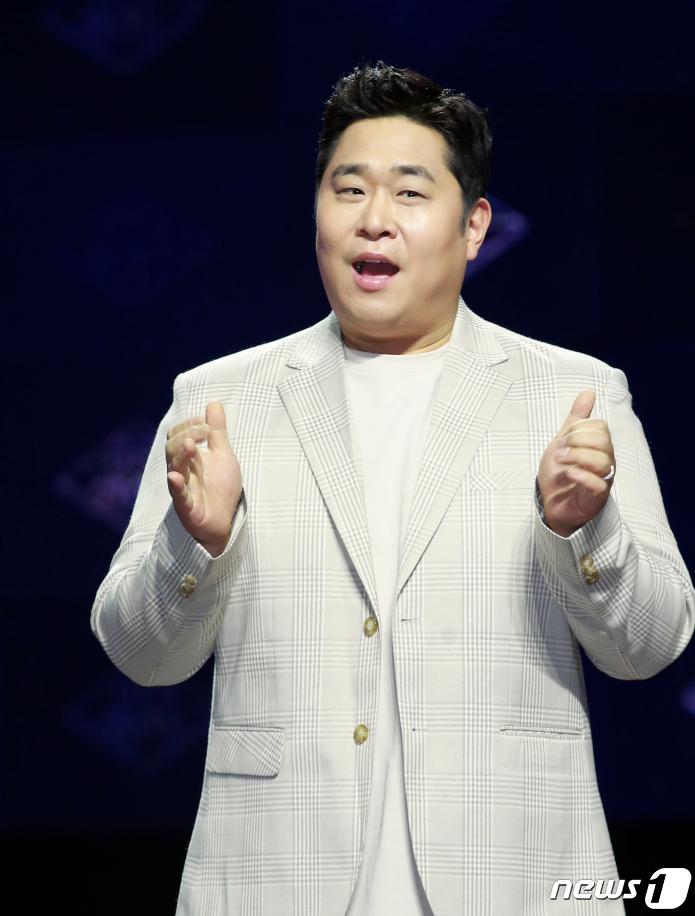 방송인 문세윤이 19일 오후 경기도 고양시 일산동구 빛마루방송지원센터에서 열린 Mnet 예능프로그램 '내 안의 발라드' 제작발표회에 참석해 포즈를 취하고 있다. ‘내 안의 발라드’는 발라드 명곡을 발견하는 재미에 더해 초보 발라더들의 진짜 앨범 도전기를 그렸다. 2020.2.19/뉴스1 ⓒ News1 권현진 기자