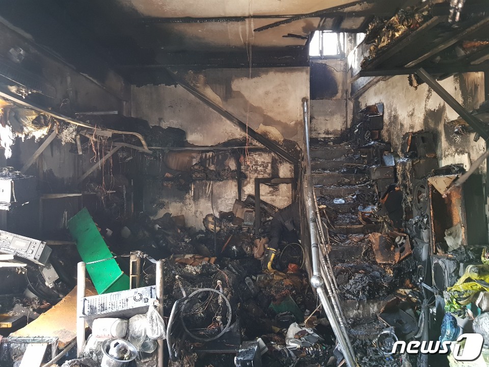 19일 오후 1시18께 전북 부안군 부안읍의 한 3층 상가주택 복합건물에서 화재가 발생해 80대 노부부가 연기에 질식해 숨졌다. (전북소방본부 제공) 2020.2.19 /뉴스1
