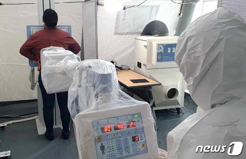 신종 코로나바이러스 감염증(코로나19) 진단을 위해 울산 동구보건소 선별진료소에 설치된 이동형 엑스레이 장비. (울산 동구 제공) ⓒ 뉴스1