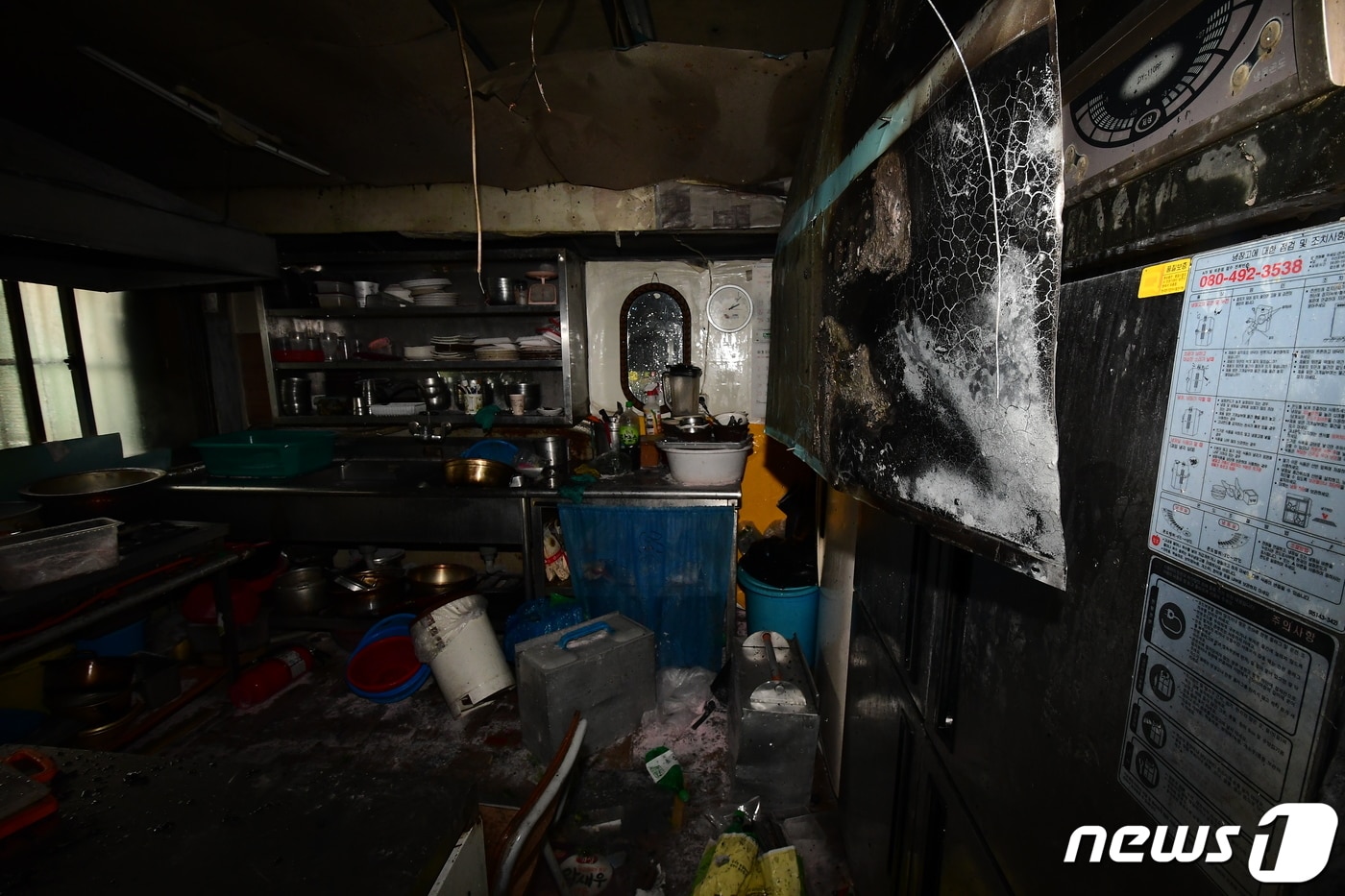 19일 오후 1시39분께 인천시 계양구 효성동 한 상가주택 건물 1층 음식점에서 불이 나 신고를 받고 출동한 소방대원들이 진화작업을 벌였다. (인천 계양소방서 제공) 2020.2.20/뉴스1 ⓒ News1