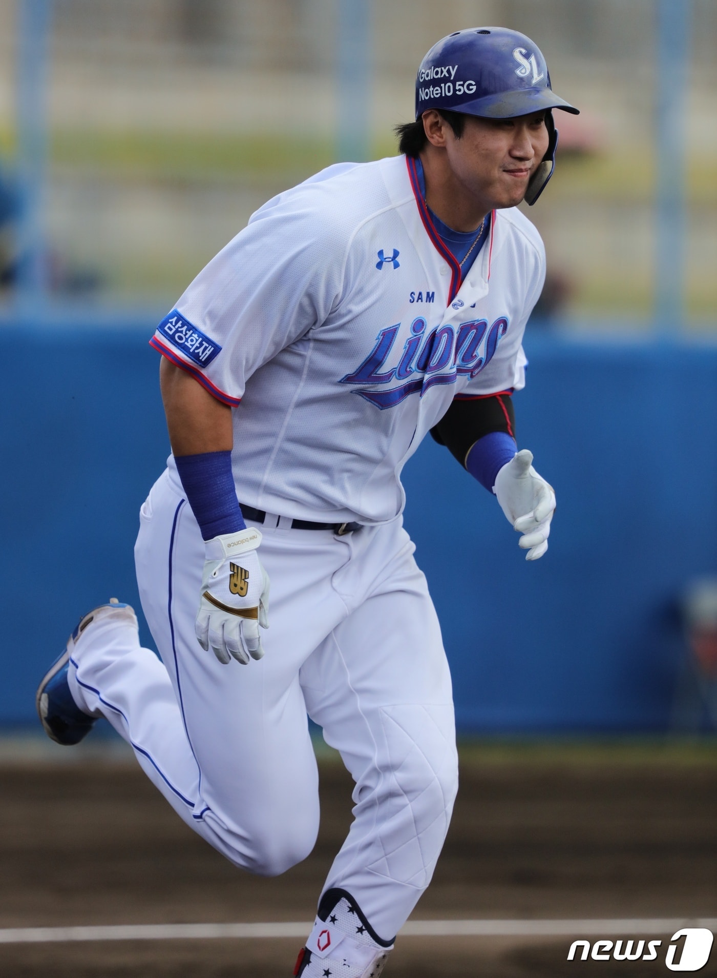 삼성 라이온즈 김동엽이 20일 일본 오키나와 아카마구장에서 열린 지바 롯데와 연습경기에 8번 좌익수로 선발 출전해 연타석 홈런을 터뜨렸다. (삼성 라이온즈 제공) ⓒ 뉴스1