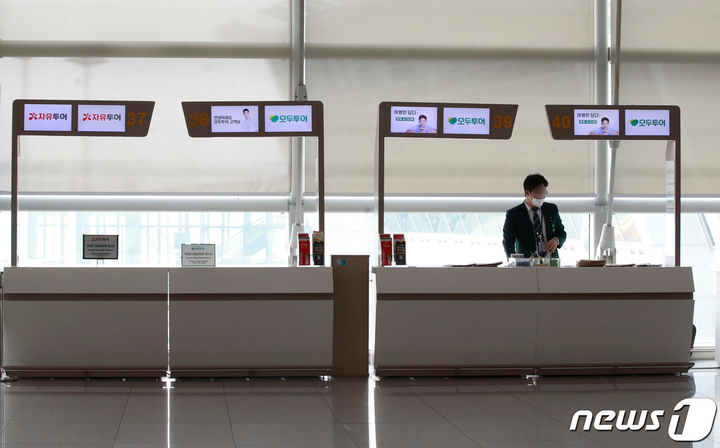 코로나19 확산으로 여행객이 급감하고 있는 가운데 21일 인천국제공항 제1여객터미널 출국장 3층 여행사 창구가 한산하다. 2020.2.21/뉴스1 ⓒ News1 권현진 기자