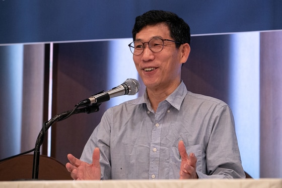 진중권 전 동양대 교수는 4일 최근 이철 전 신라제 대주주 취재과정을 놓고 빚어진 논란을 '여권 지지층의 윤석열 검찰 죽이기' 차원이라고 주장했다.  뭐가 뒷맛이 개운치 않으니까 저렇게 필사적으로 윤석열 제거에 나서고 있다고 했다. 뉴스1 ⓒ News1 