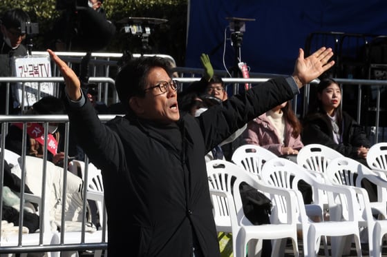 김문수 전 경기지사는 8일 '전국민 고용보험제도'에 대해 국민의 빚으로 생색내겠다는 것이라며 강력 비판했다. ⓒ News1