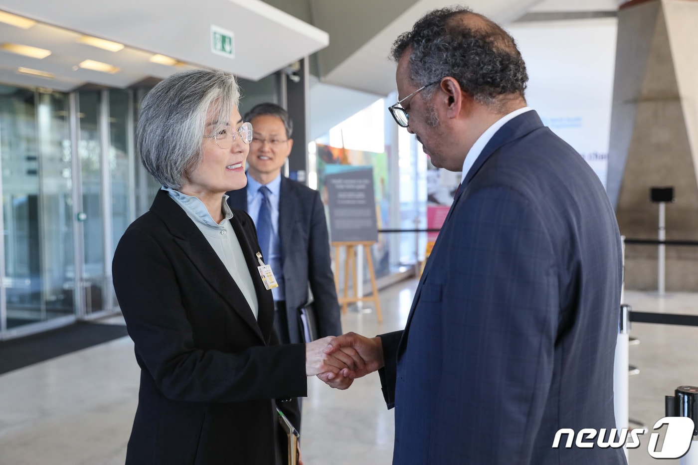 강경화 외교부 장관이 제43차 유엔 인권이사회 고위급 회기 참석을 계기로 23일(현지시간) 테워드로스 아드하놈 거브러여수스 세계보건기구(WHO) 사무총장을 면담했다.(외교부 제공)ⓒ 뉴스1