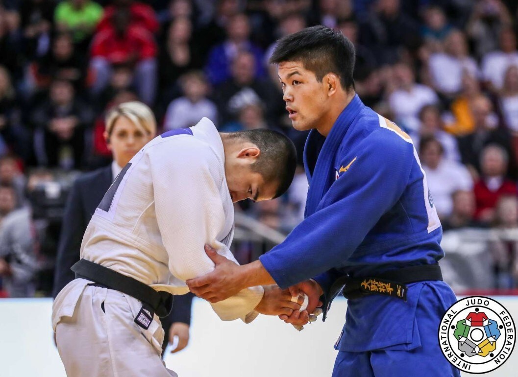 안창림(26·남양주시청)이 지난 22일(이하 한국시간) 독일 뒤셀도르프에서 열린 2020 국제유도연맹 뒤셀도르프 그랜드슬램 남자 73㎏급 결승에서 오노 쇼헤이(28·일본)에게 패한 뒤 악수하고 있다. (국제유도연맹 홈페이지 캡처) ⓒ 뉴스1