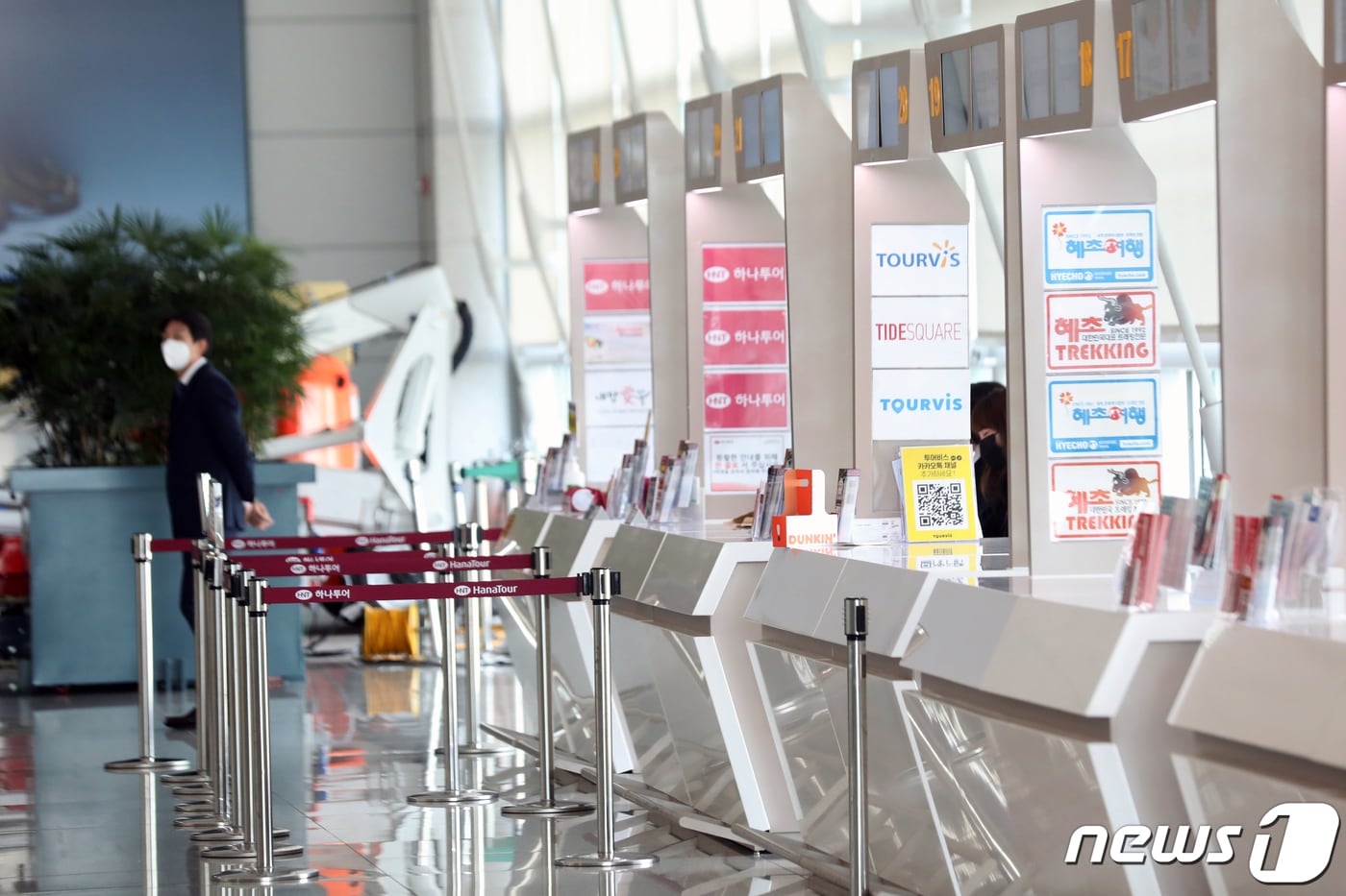 인천공항 출국장 여행사 카운터가 한산한 모습을 보이고 있다. ⓒ News1  