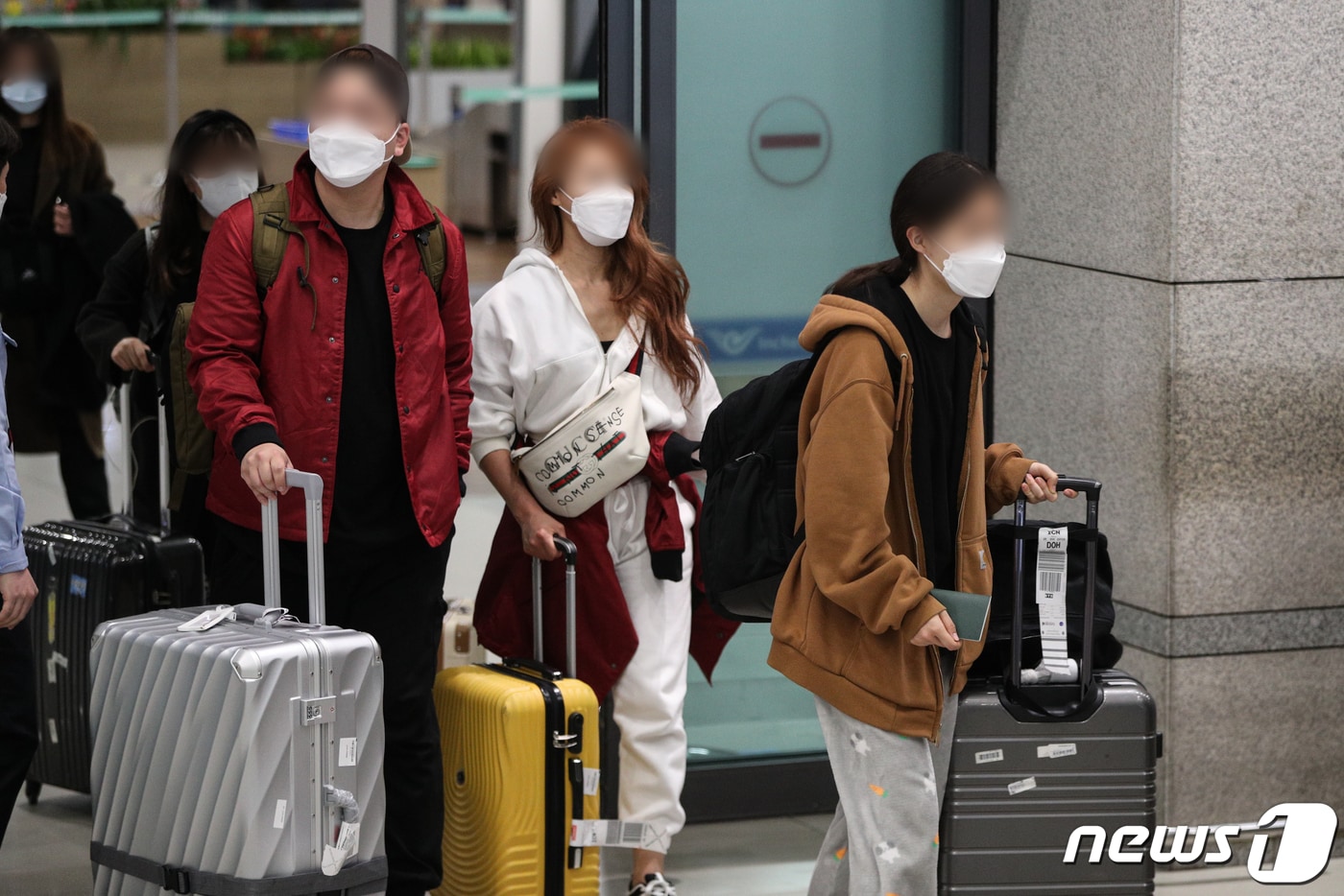 사진은 지난 26일 모리셔스의 입국 제한으로 두바이에서 머물던 한국인 신혼부부들이 인천국제공항 제1터미널을 통해 귀국하는 모습 ⓒ News1 성동훈 기자
