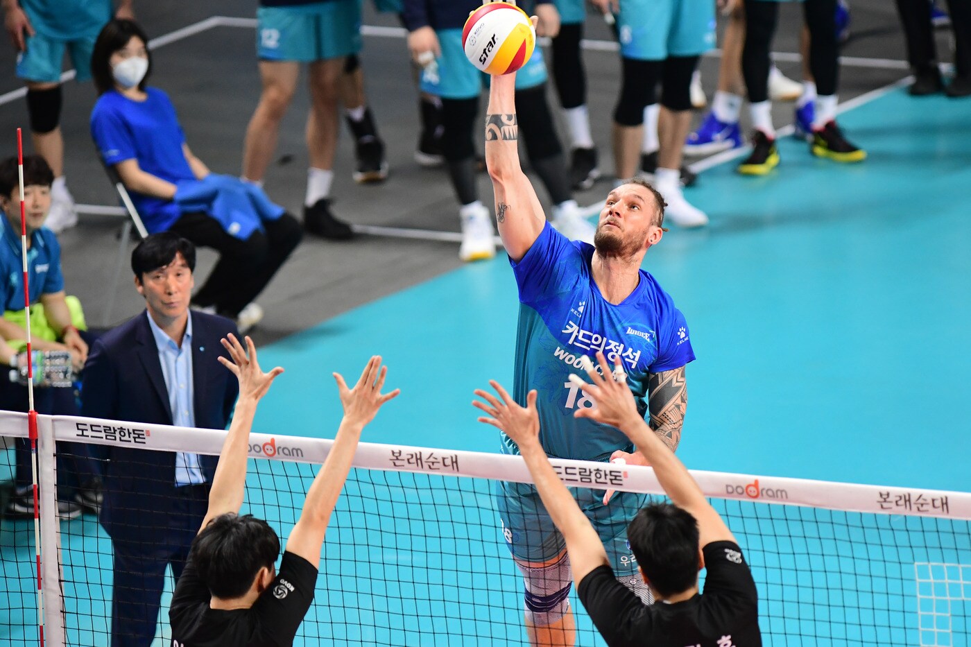 우리카드 펠리페가 27일 현대캐피탈과의 경기에서 공격을 시도하고 있다.(KOVO 제공) ⓒ 뉴스1